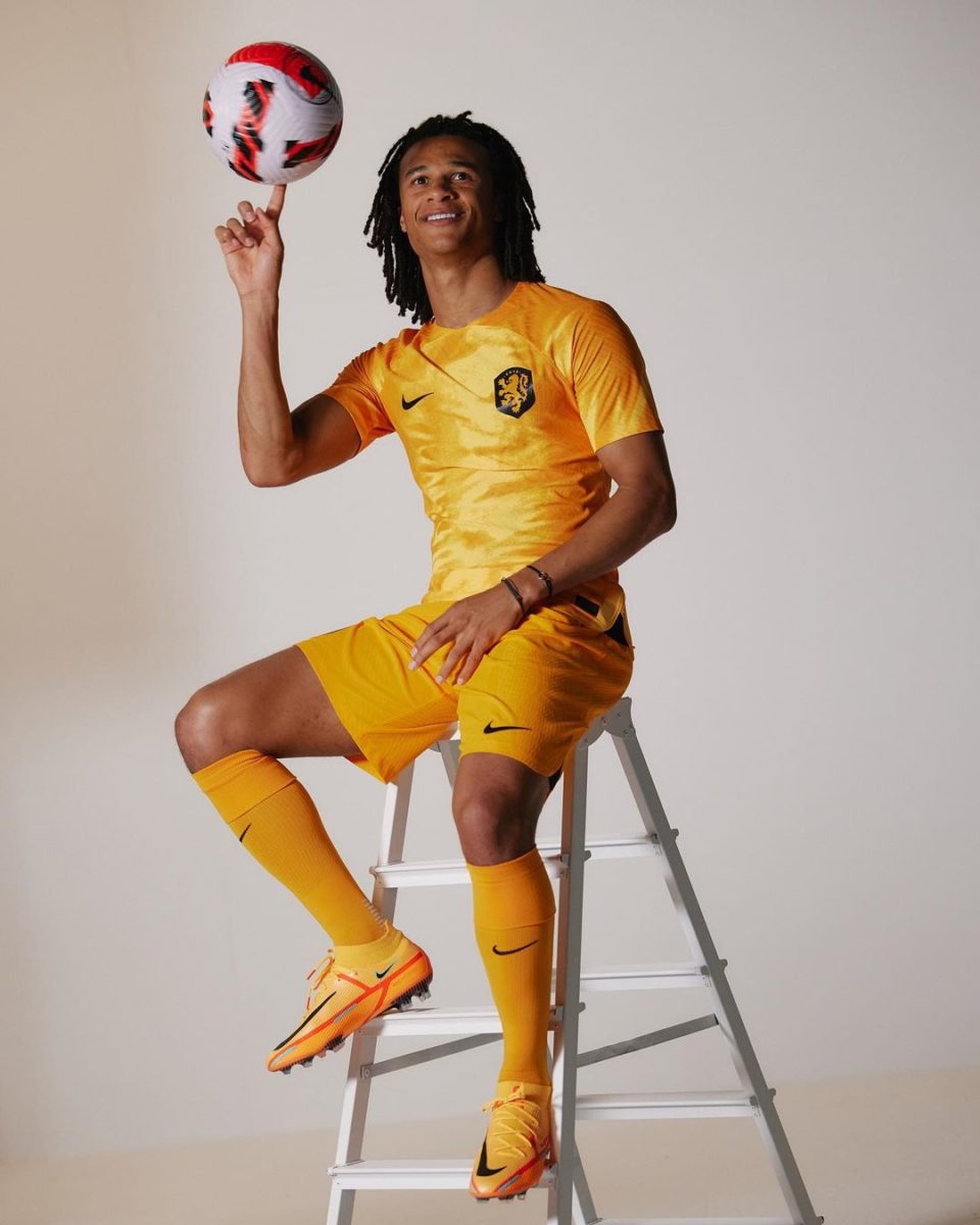 Nathan Aké in nieuwe thuisshirt van Nederland