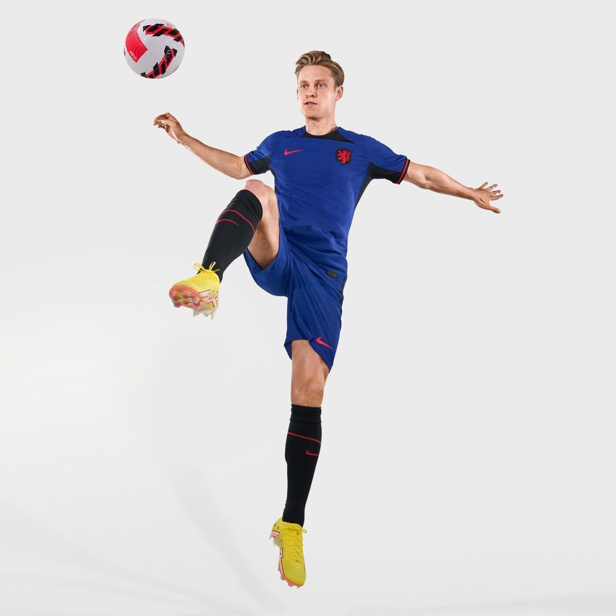 Frenkie de Jong in nieuwe uitshirt Nederlands elftal